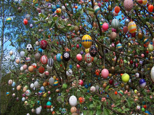 Pohon Paskah dihiasi 10.000 telur!