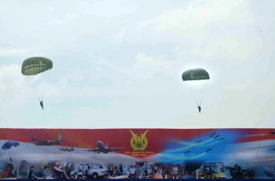 Atraksi Sukhoi di gladi bersih HUT TNI AU