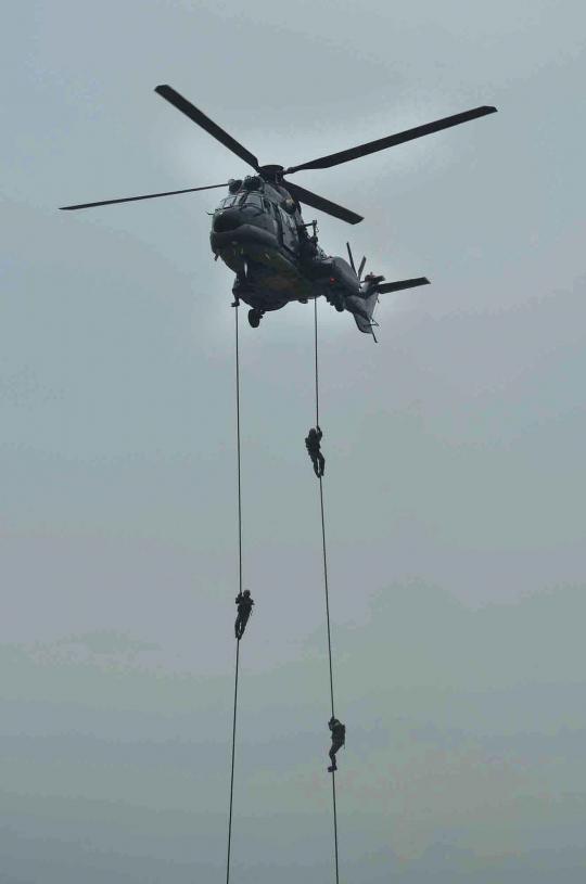 Atraksi Sukhoi di gladi bersih HUT TNI AU