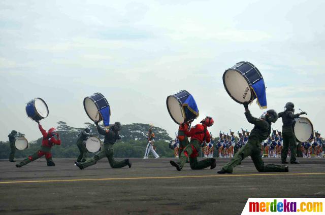 Foto : Atraksi Sukhoi di gladi bersih HUT TNI AU merdeka.com