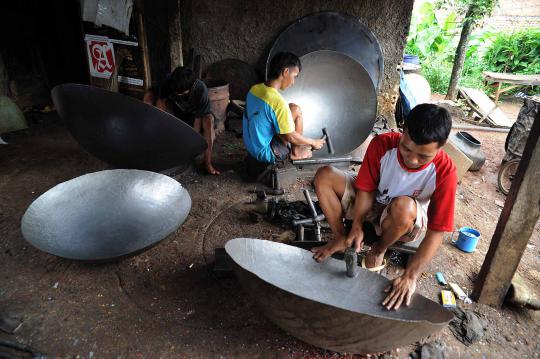 Perajin wajan dari limbah drum