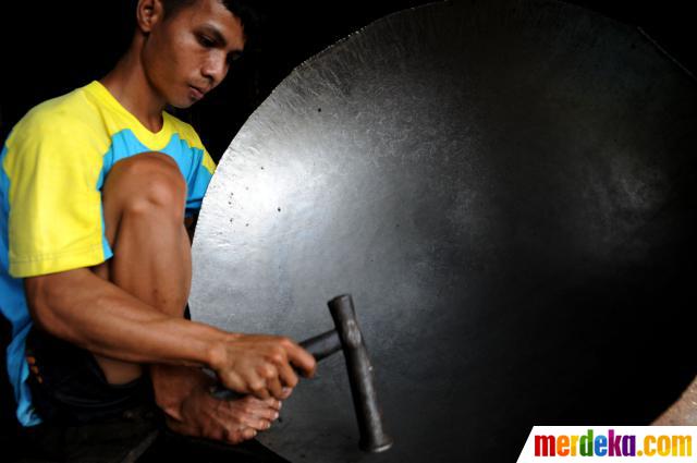  Foto  Perajin wajan  dari limbah drum merdeka com