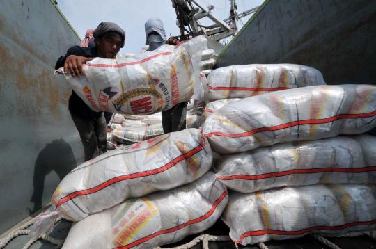 Bongkar muat beras di Sunda Kelapa