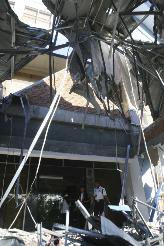 Kantor bank rusak akibat gempa