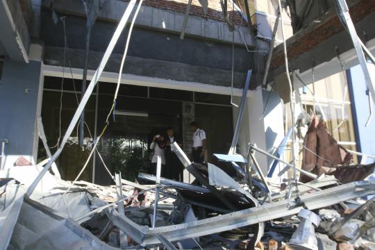 Kantor bank rusak akibat gempa