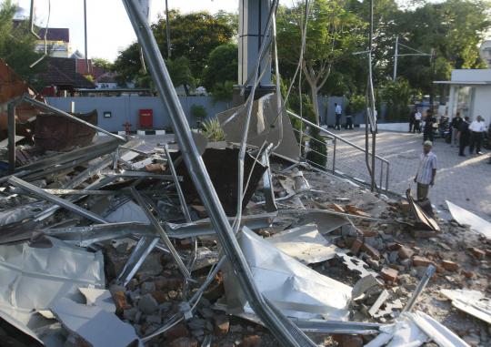 Kantor bank rusak akibat gempa