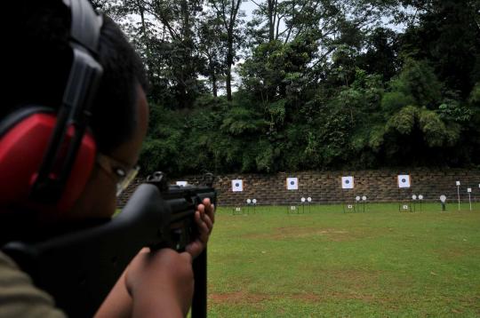 Wartawan latihan menembak bersama Kopassus