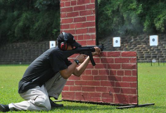 Wartawan latihan menembak bersama Kopassus