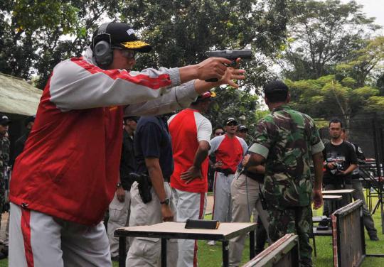 Wartawan latihan menembak bersama Kopassus