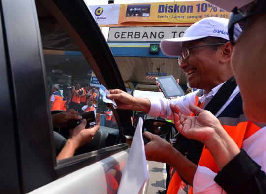 Artis cantik jual e-toll card bareng Dahlan Iskan