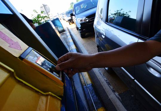 Artis cantik jual e-toll card bareng Dahlan Iskan
