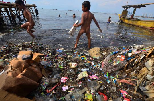 Pantai Muara Angke dipenuhi sampah