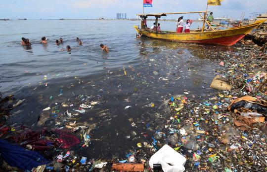 Pantai Muara Angke dipenuhi sampah