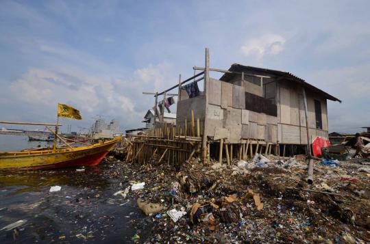 Pantai Muara Angke dipenuhi sampah