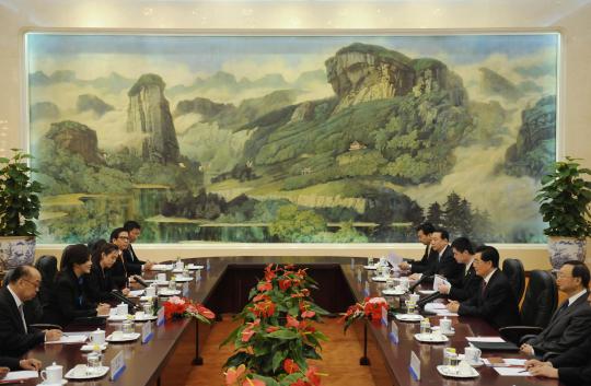 Senyum PM Yingluck dan Presiden Hu Jintao