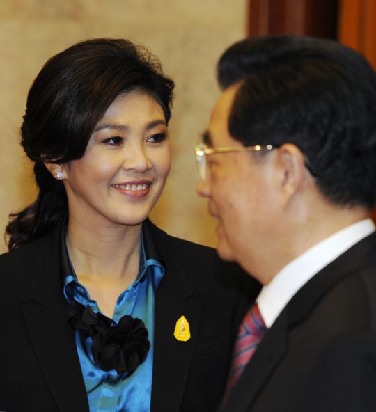 Senyum PM Yingluck dan Presiden Hu Jintao