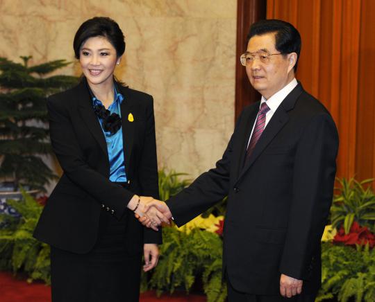 Senyum PM Yingluck dan Presiden Hu Jintao