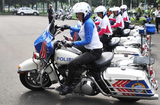 Polwan cantik akrobat pakai motor gede 
