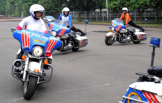 Polwan cantik akrobat pakai motor gede 