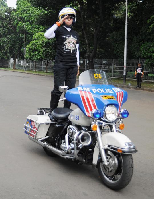 Polwan cantik akrobat pakai motor gede 