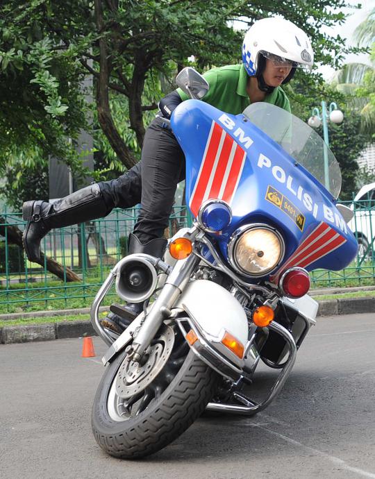 Polwan cantik akrobat pakai motor gede 