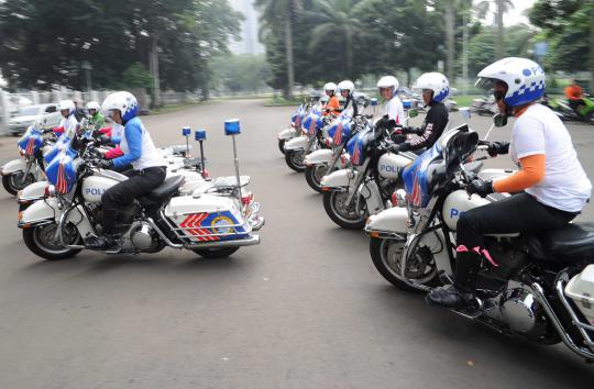 Polwan cantik akrobat pakai motor gede 