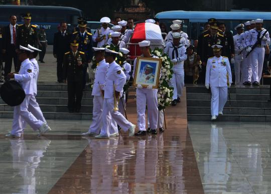 Prosesi pemakaman Laksamana (Purn) Sudomo