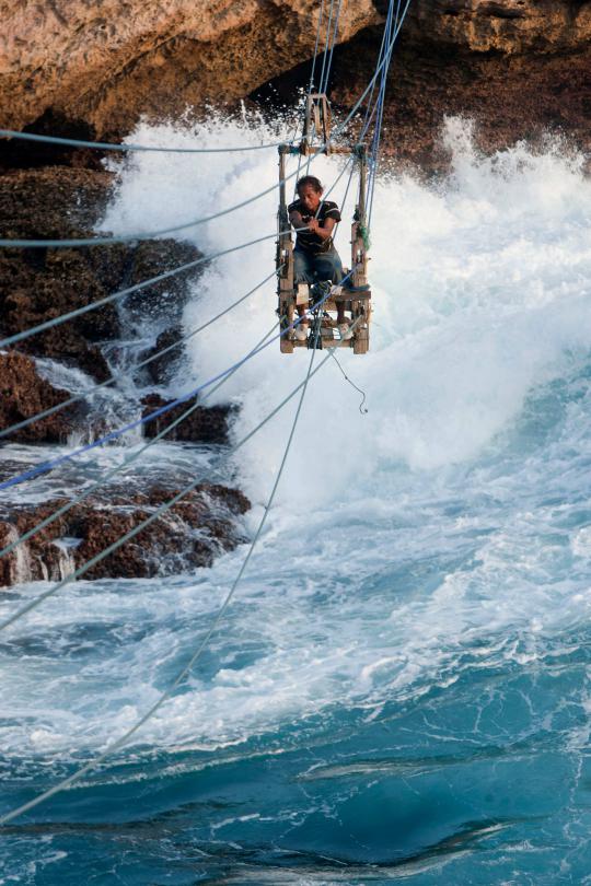 Menantang maut, tangkap lobster di Laut Kidul 
