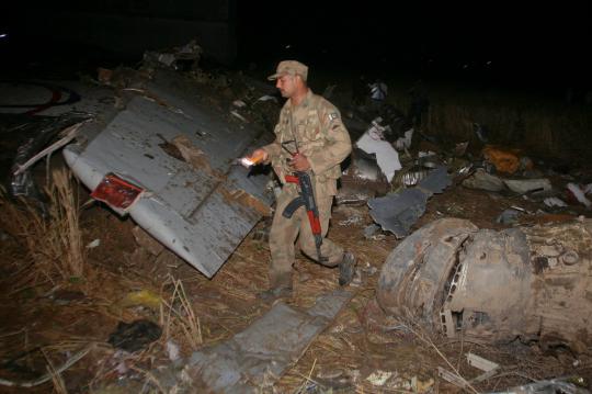 Isak tangis keluarga korban jatuhnya pesawat Bhoja Air
