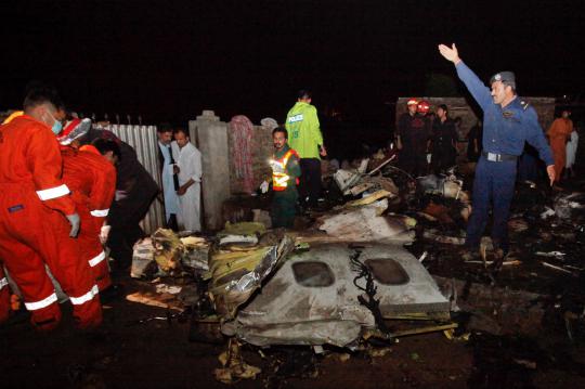 Isak tangis keluarga korban jatuhnya pesawat Bhoja Air