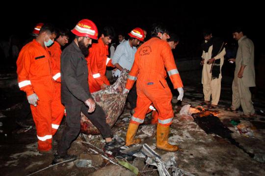 Isak tangis keluarga korban jatuhnya pesawat Bhoja Air