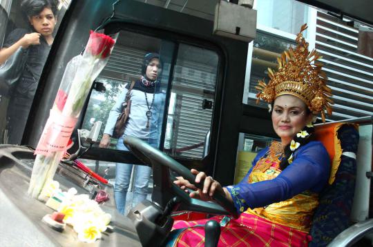 Kartinian, sopir busway berpakaian adat