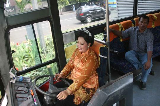 Kartinian, sopir busway berpakaian adat