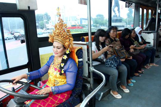 Kartinian, sopir busway berpakaian adat