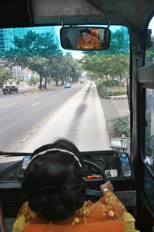 Kartinian, sopir busway berpakaian adat