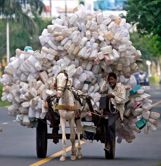 Becak angkut mobil, motor bawa tujuh penumpang