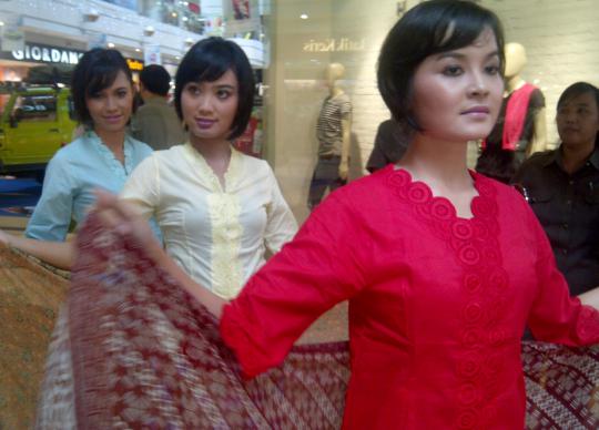 15 Polwan ayu berlenggak-lenggok di atas catwalk