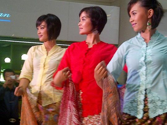 15 Polwan ayu berlenggak-lenggok di atas catwalk