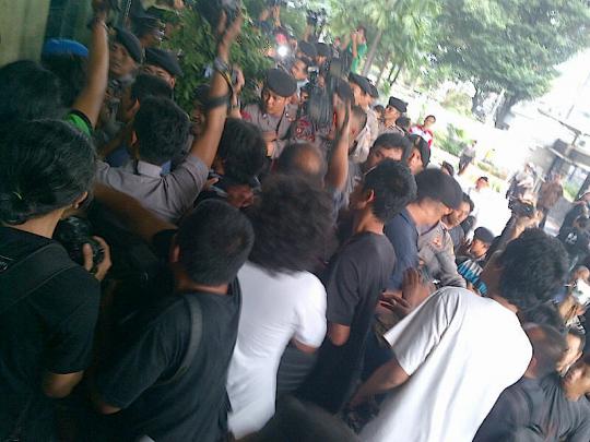 Ricuh saat pemeriksaan istri Anas