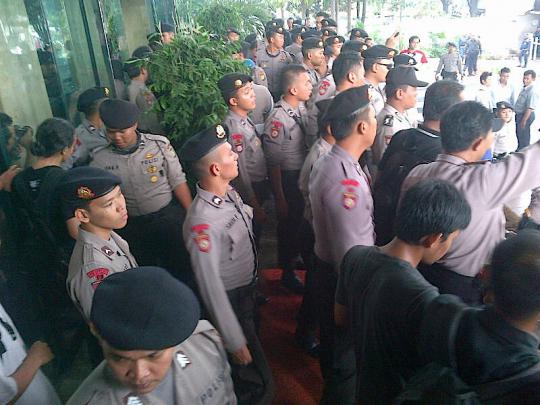 Ricuh saat pemeriksaan istri Anas