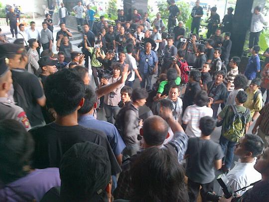 Ricuh saat pemeriksaan istri Anas