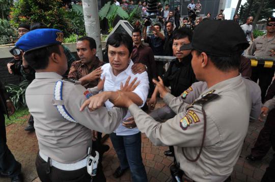Ricuh saat pemeriksaan istri Anas