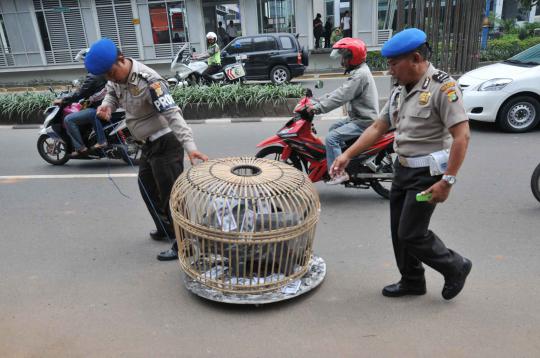 Ricuh saat pemeriksaan istri Anas