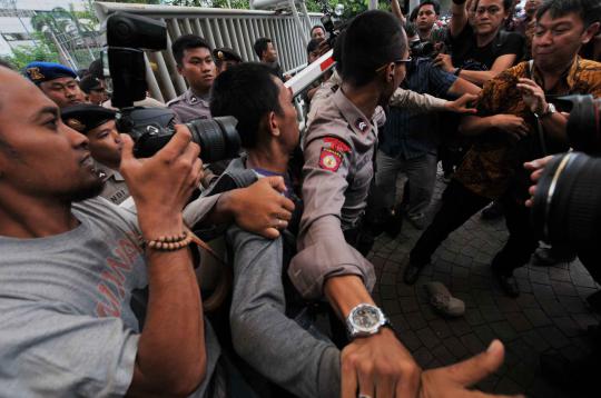 Ricuh saat pemeriksaan istri Anas