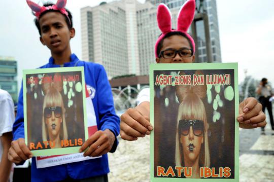 Seorang demonstran membawa poster penolakan konser Lady Gaga pada aksi 
