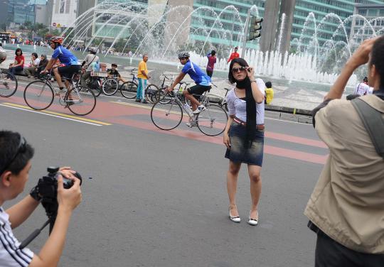 Sejumlah fotografer amatir saling mengambil gambar model yang berpose  