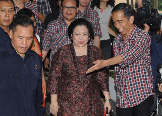 Bakal calon gubernur DKI Jakarta Joko Widodo berjalan bersama  Ketua U 