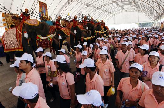 Gajah dan para buruh ikut merayakan aksi peringatan Hari Buruh Sedunia 