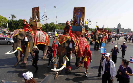 Gajah dan para buruh ikut merayakan aksi peringatan Hari Buruh Sedunia 