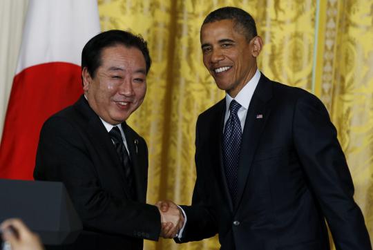 Presiden AS Barack Obama  kanan  menyambut Perdana Menteri Jepang Yosh 